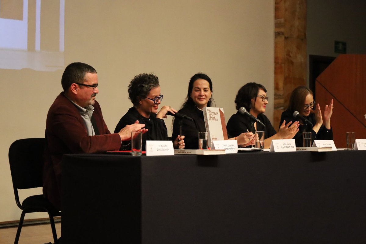 LourdesAGlez's tweet photo. Esta noche presentamos el libro “Andamios de la Memoria: 100 años del muralismo en Jalisco” en el @PalacioOficial, junto a la Mtra. Daniela Gutiérrez, la Dra. Dafne Cruz y el Dr. Renato González. https://t.co/7MGeyBJag8