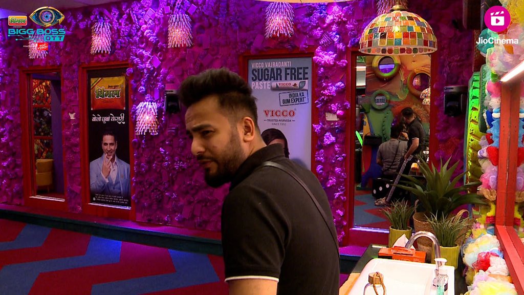 HotstarReality's tweet photo. Kya Elvish bhi seekh gaye gossiping?🤣

He'd a few interesting words to say about Avinash!😝

Tune in now to #BBOTT2 24 hours live feed on #JioCinema for free!

https://t.co/Nfmj7B7eQd

#BBOTT2onJioCinema #BiggBossOTT2 #AbhishekMalhan #ElvishYadav https://t.co/6KatQhKEie