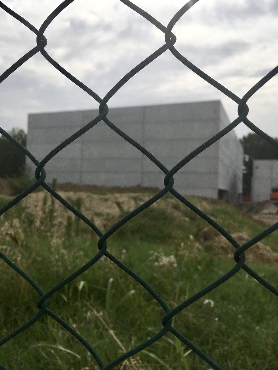 passantedimezzo's tweet photo. #navile #bologna ex campo da rugby #devastazioni

CUBONIA e' pronta! 👏👏👏🤮 https://t.co/zIIEGec4Do