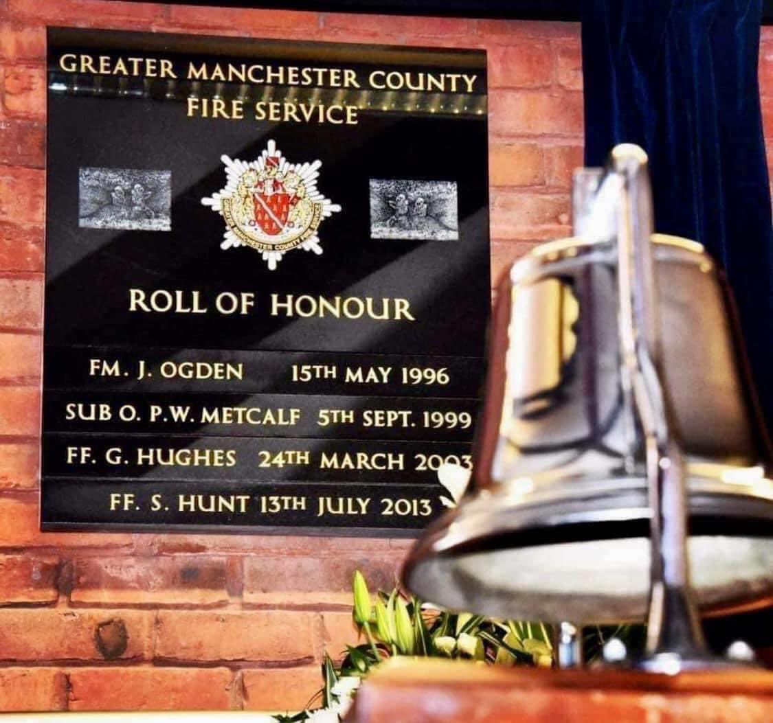 Today is the 10th anniversary of losing our friend and brother Stephen Hunt. 
We must never forget the ultimate sacrifice he made in the line of duty serving the community he loved. 
Stephen is missed by everyone
#RIPStephen #firefighter #friend #brother #FBU