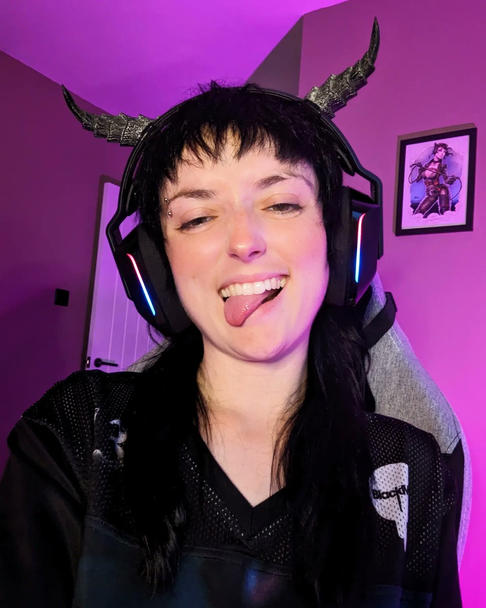 CheekyPinkMonke's tweet photo. Recorded more YouTube content last night ✌🏻😘 Urbz part 3 is on its way! 🧡 https://t.co/4DYVjoh4Pb