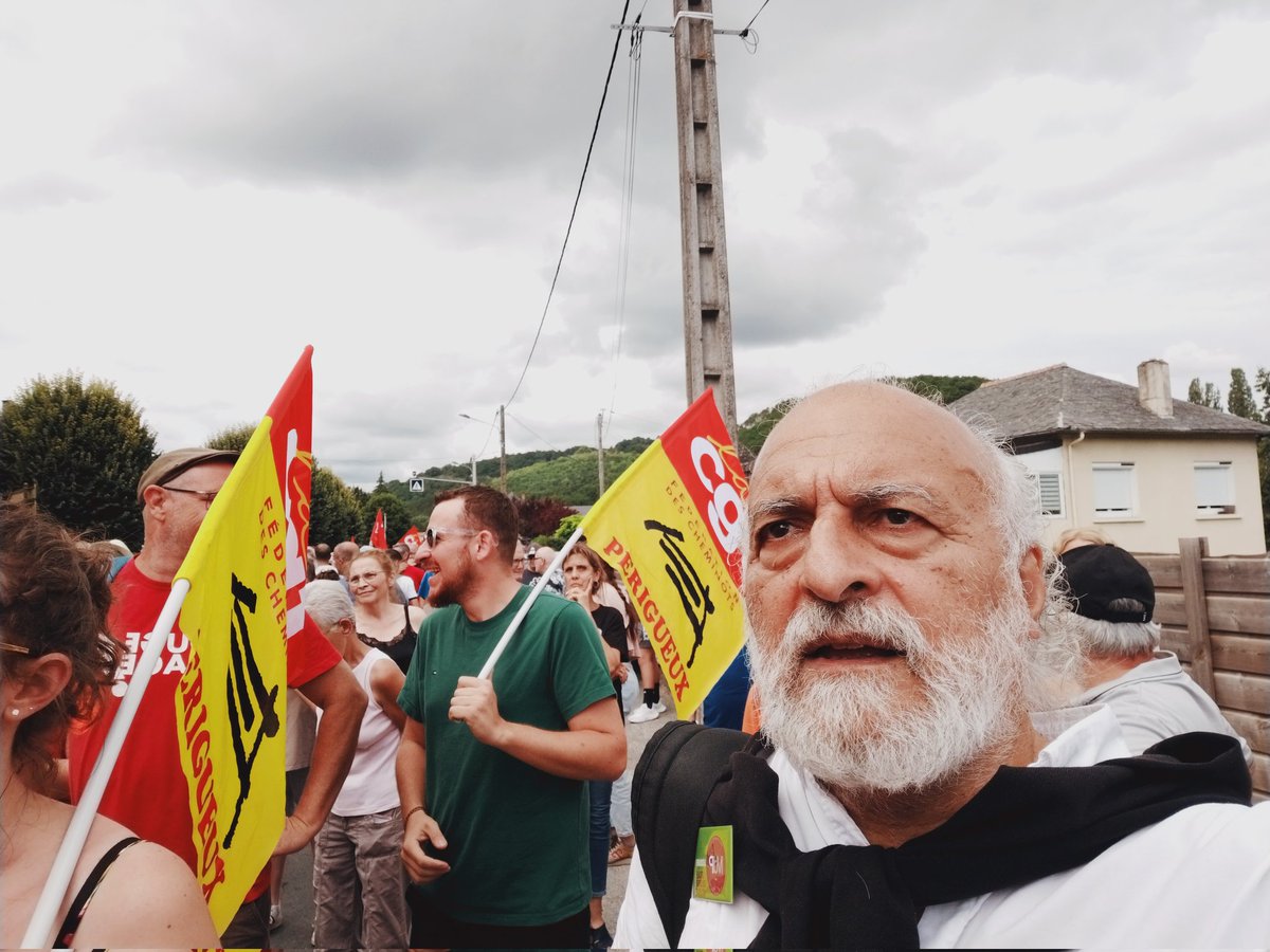 PierreMoze's tweet photo. #Dordogne : solidaire des papetiers de #Condat refusant la délocalisation programmée par le groupe #LECTA, je représentais le @MdpMouvement à la manif de l'intersyndicale. https://t.co/FJutdzW7sA