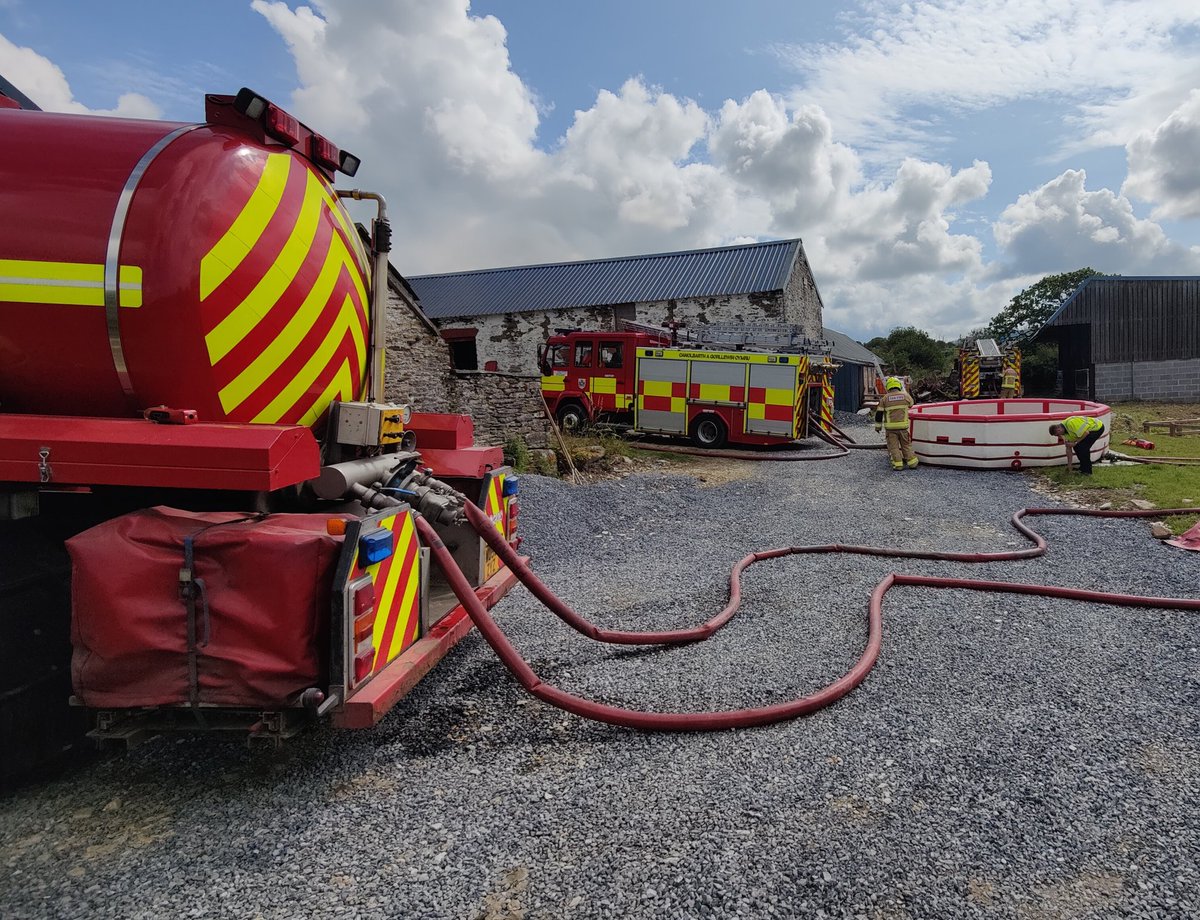 tumblefirestn's tweet photo. Shout 🚒📟
66W1 was mobilized to a Barn Fire in Boncath yesterday afternoon at 13:30. 🕧
The crew worked with other crews from Mid and West throughout the afternoon. The Tumble crew was responsible for erecting the Dam and supplying water throughout the incident. 🌊
#mawwfire https://t.co/kCazvy7WPW