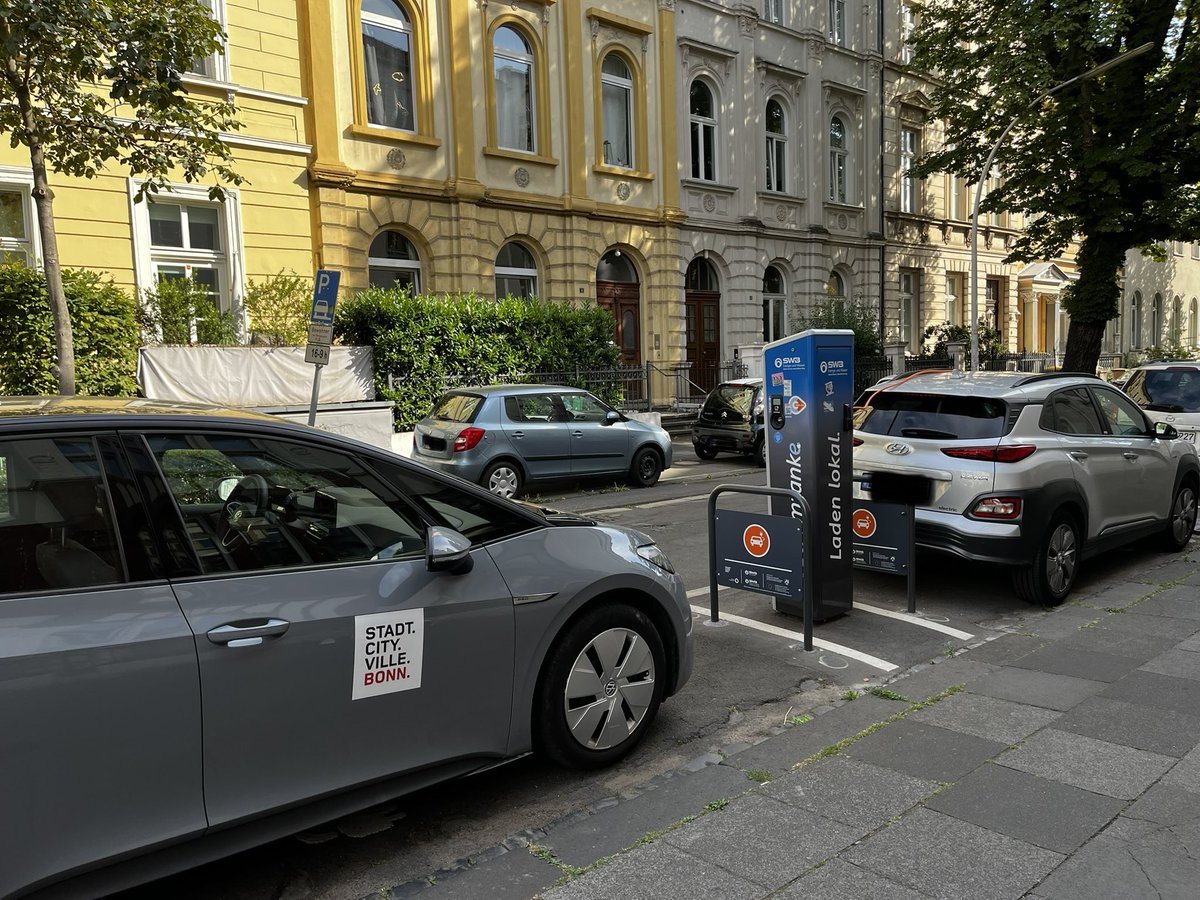 Danke <a href="/stadtbonn/">Bonn #inside</a> und <a href="/katjadoerner/">Katja Dörner</a> das städtische Mitarbeiter die Ladesäulen blockieren und selbst nicht laden. Darauf angesprochen, wird einfach auf die Sondergenehmigung verwiesen. Drum herum waren aber Parkplätze frei. Das nenne ich Vorbild.
