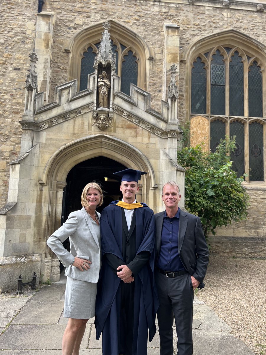 mykidsdoc1's tweet photo. What a glorious 2 days. My baby has graduated- can hardly believe it. So proud of everything he has achieved- totally self driven, unassuming, modest and hardworking. Thank you to all uni staff who help us to turn out wonderful human beings from the teenagers we deliver them. https://t.co/XeI5uHpKXJ