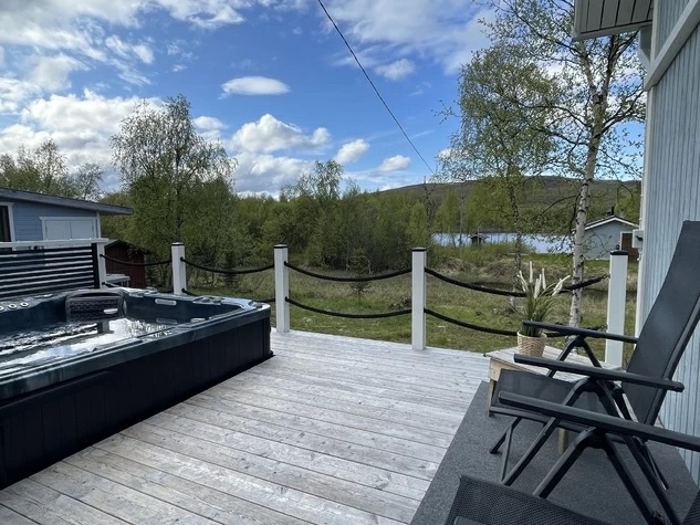 Haaveiletko asumisesta ja yrittäjyydestä Lapissa?

Tässä on mahdollisuutesi – myytävänä nyt toimiva ja asiakkaiden arvostama matkailuyritys Ylä-Lapissa Nuorgamissa, kuuluisan Tenojoen rannalla. Lue lisää nettisivuiltamme: yritysporssi.fi/utsjoki-lappi-…

#yrittäjyys #yrittäjä #yrittäjät