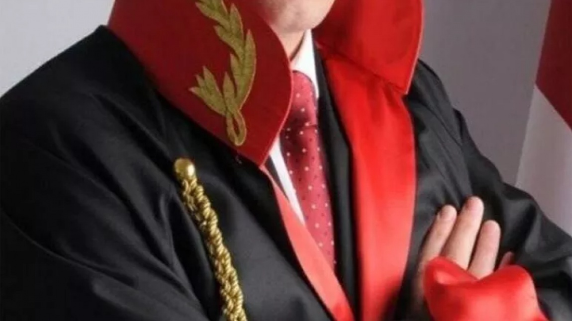 📌Erdoğan'ın 3. kez adaylığına itiraz eden Hakim Ahmet Çakmak, HSK tarafından daha önce aldığı 2 disiplin cezası gerekçe gösterilerek meslekten ihraç edildi.