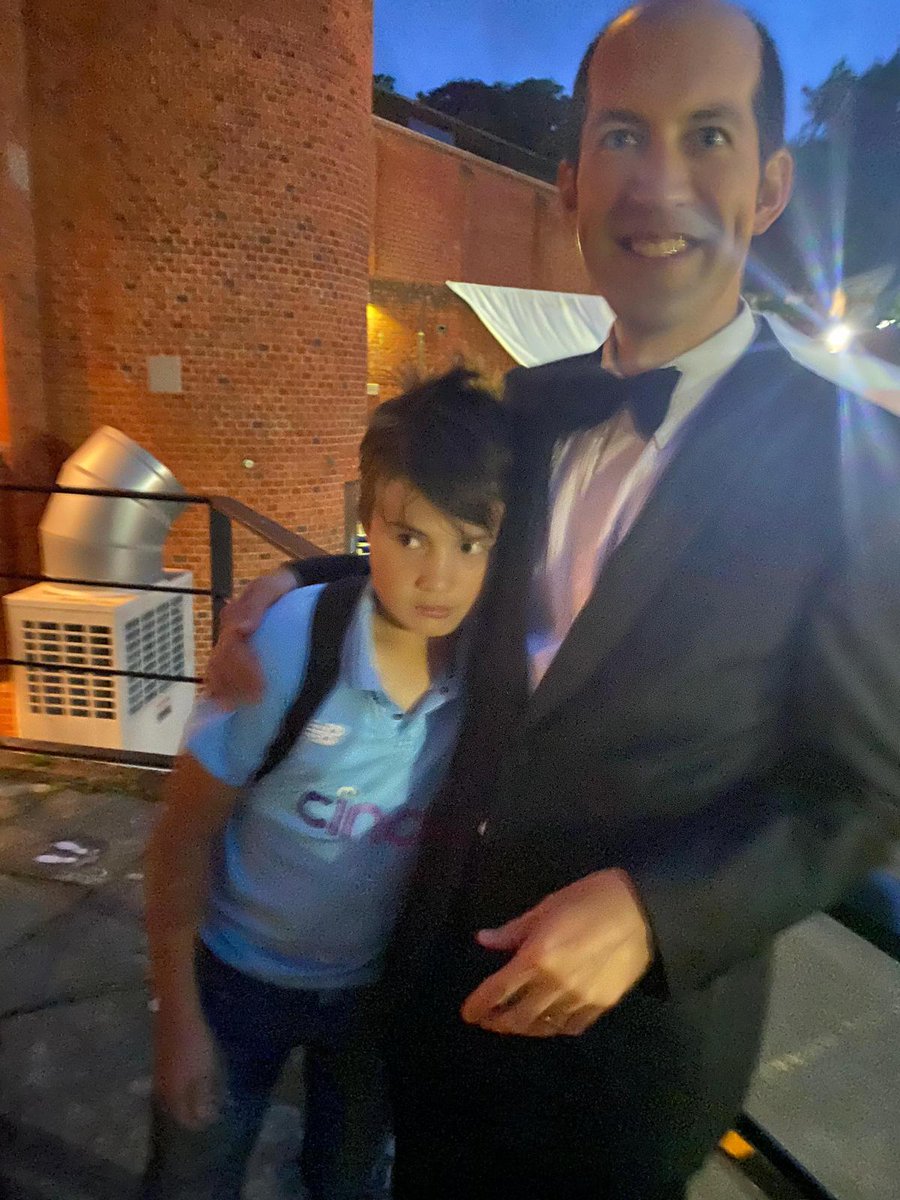 The best Stage Door moment with this one. #Peaseblossom <a href="/glyndebourne/">Glyndebourne</a> <a href="/TrinityBoysChoi/">Trinity Boys Choir</a> <a href="/LPOrchestra/">London Philharmonic Orchestra</a> #opera #britten #dream