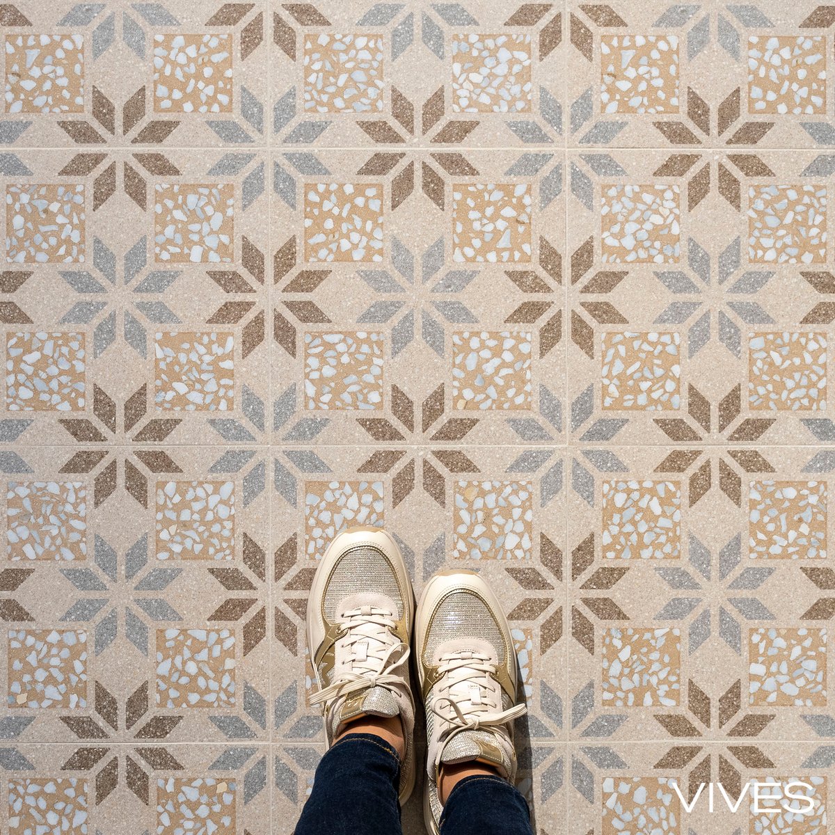 VIVESCeramica's tweet photo. Fusion between terrazzo and hydraulic for cozy surfaces with Apulia-R Crema 29,3x29,3 cm rectified porcelain tile from the Farnese collection. https://t.co/jZEc1USsj9 #vives #terrazzo #rectifiedtiles https://t.co/O6GVDgsy20
