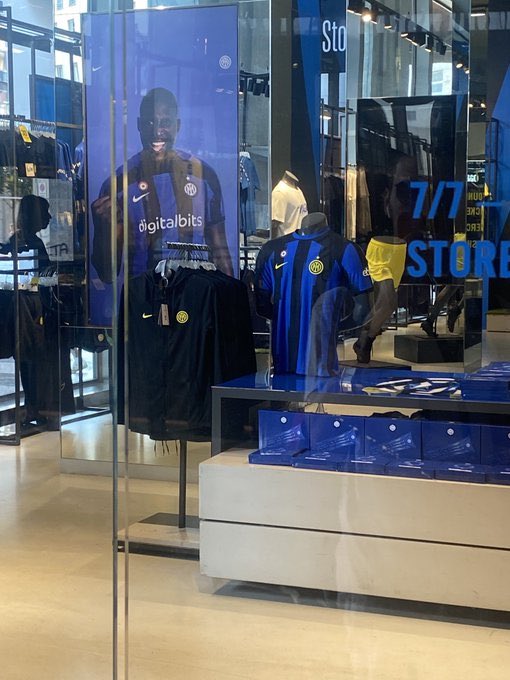 giovaeffe's tweet image. In 5 minuti di orologio ho visto:
Tedua con la nuova maglia col main
Store Inter con nuova maglia senza main
Lancio nuova maglia con Lukaku che veste digitalbits

Direi sintesi perfetta delle capacità gestionali dell’Inter degli ultimi 12-15 mesi