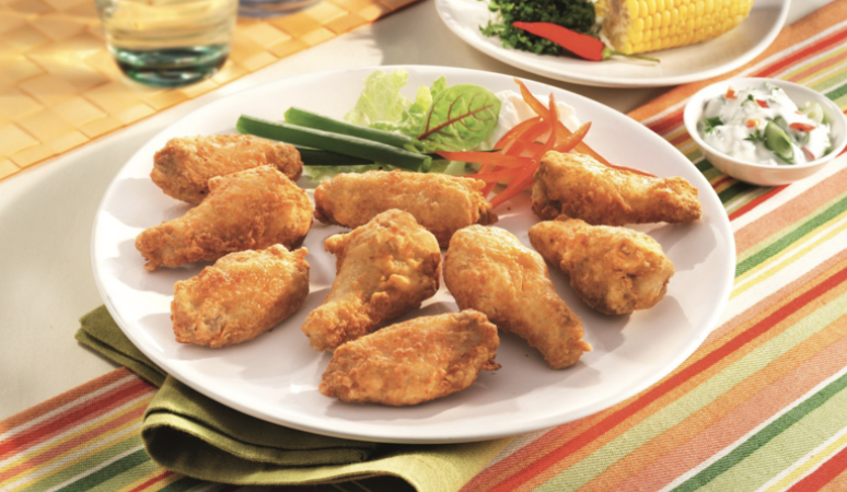Tapas_Club's tweet photo. Super krokant: Crispy Kentucky Wings 🐔

Onze Kitchen Club chicken wings zijn mals met een super krokant laagje. En een beetje pittig. Lekker toch!

Ze zijn heerlijk als fingerfood tijdens de borrel of gewoon als avondeten met wat frietjes en salade. https://t.co/Ch2YEMiSff