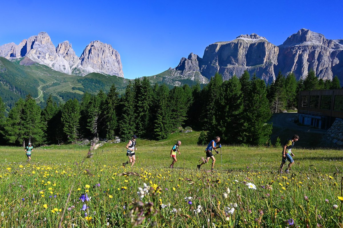 valdifassa's tweet photo. Sabato 15 luglio, la 25a edizione della DoloMyths Run Skyrace porterà 1100 concorrenti a sfidarsi sui 22km di gara 📍da Canazei ai 3152 m del Piz Boè, attraversando la forcella del Pordoi e rientrando a Canazei ⛰️
Una sfida epica tra le #Dolomiti! 🏃🏃‍♀️ #DoloMythsRun #valdifassa https://t.co/thQrmjEkHj