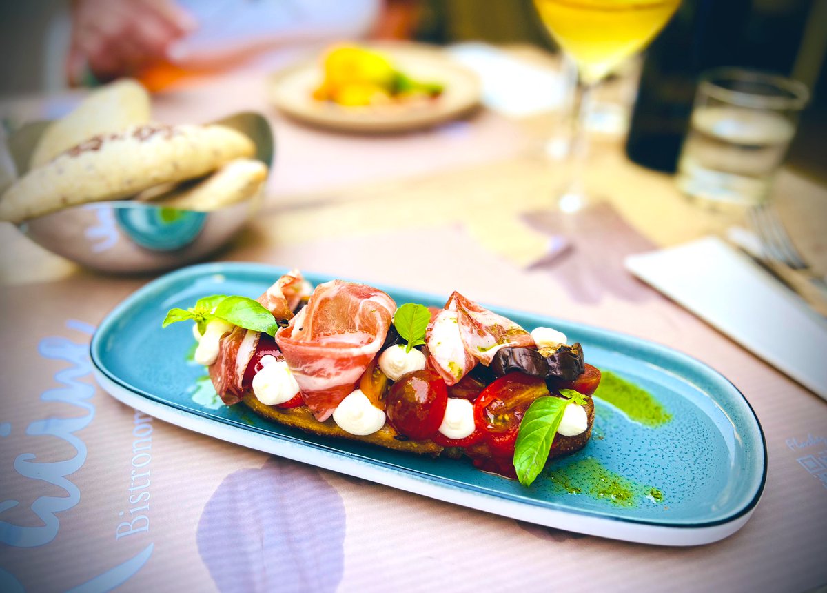 GVKitchenBitch's tweet photo. Currently traveling in France - Paris, Vouvray, Avignon, Nice.  Has been so hot so haven’t eaten much, but had this meal in #Avignon #racinerestaurant - https://t.co/EuDjwcpnVk