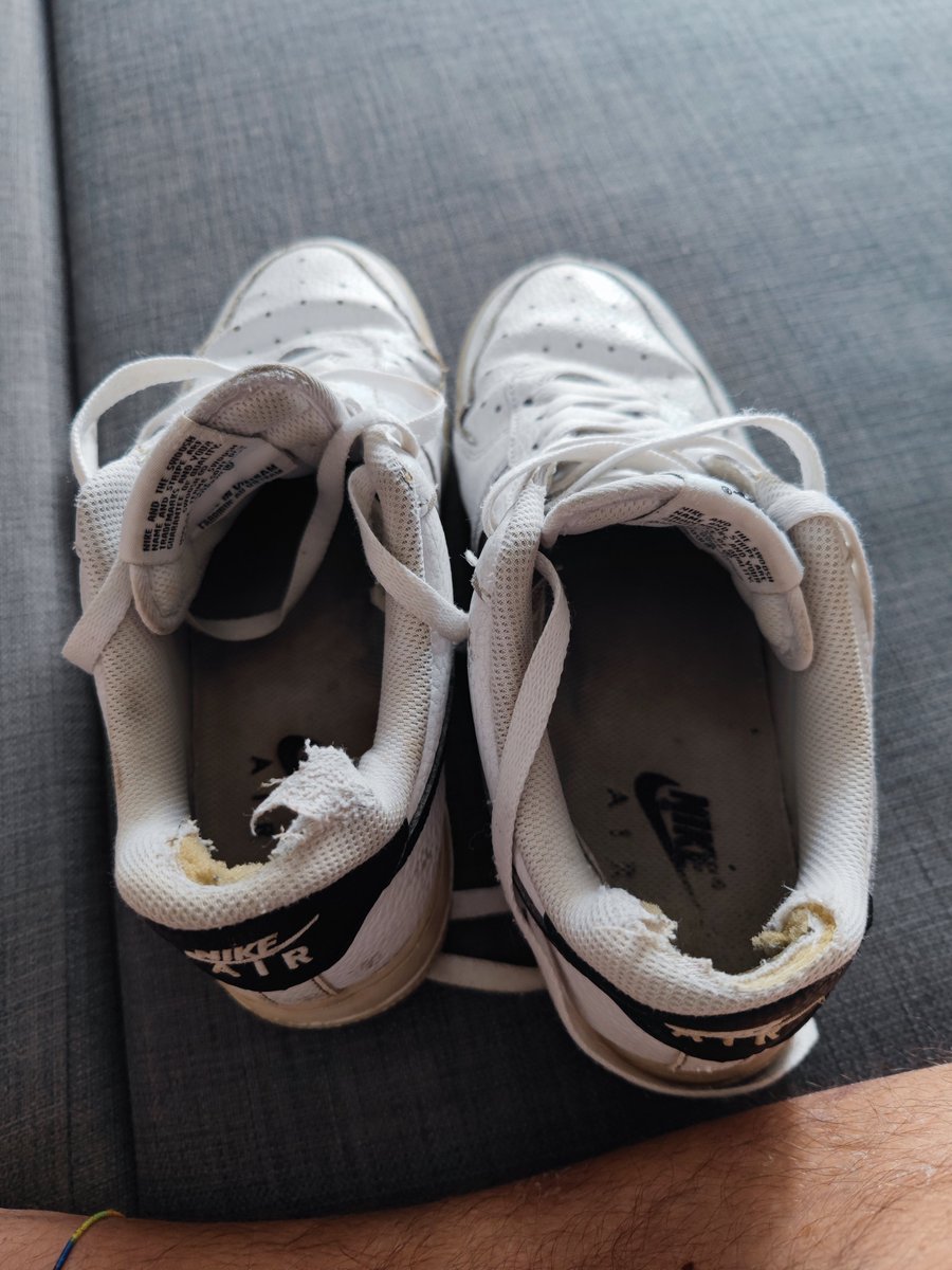 Gayboy812's tweet photo. Se qualcuno vuole le mie Af1 super usate mi contatti in privato 🤪 https://t.co/npjB1bYDDA
