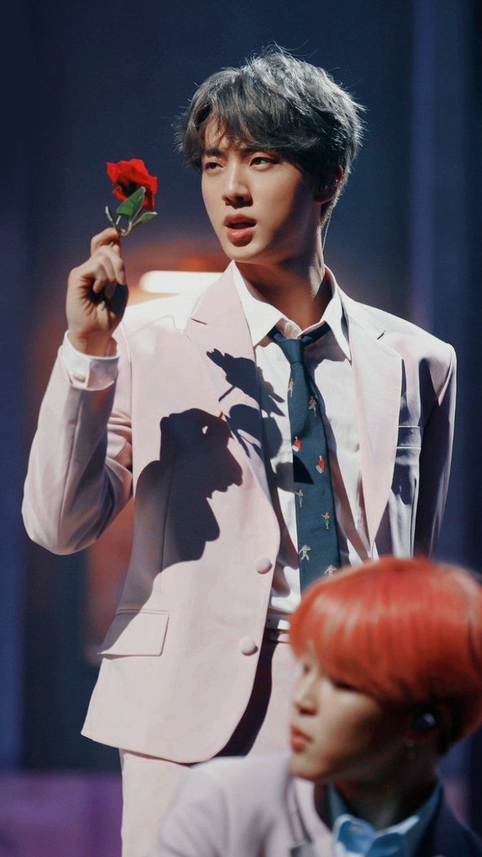 Seokjinpicss's tweet photo. #JIN rose man 🌹 https://t.co/pLXGiAeD2l