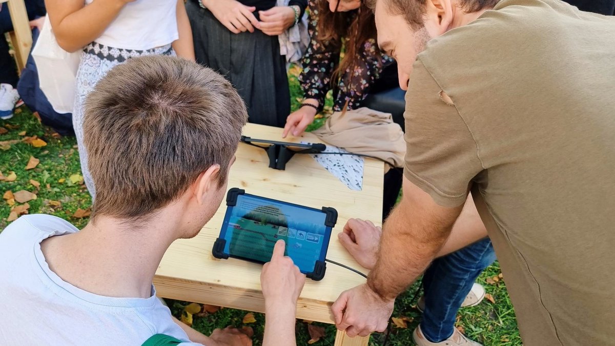 Humboldt-Universität zu Berlin (@humboldtuni) on Twitter photo Spielerisch über den Klimawandel lernen und sich mit den eigenen klimarelevanten Entscheidungen auseinandersetzen – das ermöglicht die kostenlose App <a href="/train4science/">TRAIN4Science</a>. Forschende der #HumboldtUni haben sie mit Game-Designer:innen entwickelt. Mehr unter ➡️ hu-berlin.de/de/pr/nachrich… Spielerisch über den Klimawandel lernen und sich mit den eigenen klimarelevanten Entscheidungen auseinandersetzen – das ermöglicht die kostenlose App <a href="/train4science/">TRAIN4Science</a>. Forschende der #HumboldtUni haben sie mit Game-Designer:innen entwickelt. Mehr unter ➡️ hu-berlin.de/de/pr/nachrich…