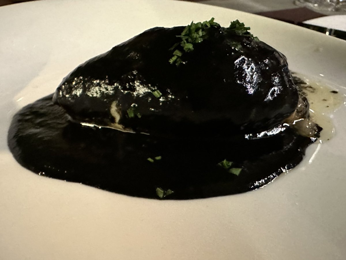InakiCaroUnsain's tweet photo. #Viavelez
Buenas sensaciones en esta primera visita. La carta atrapa. Además, se pueden pedir medias raciones. Cocina trabajada y bien ejecutada. Buenos guisos. Probamos el mejillón tigre y el chipirón en su tinta relleno de anchoa. Ambos platos 🔝. Habrá q volver!! https://t.co/aHQ1g6ymcr