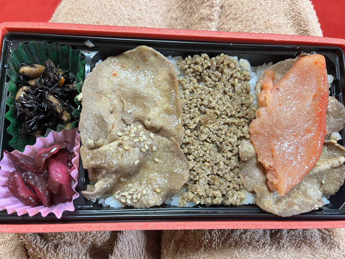 本日の現場弁当🍱
牛タン焼きとそぼろご飯に、明太子♪
美味しくいただき、夜まで頑張ります^_^ https://t.co/IV3iTNjcFb