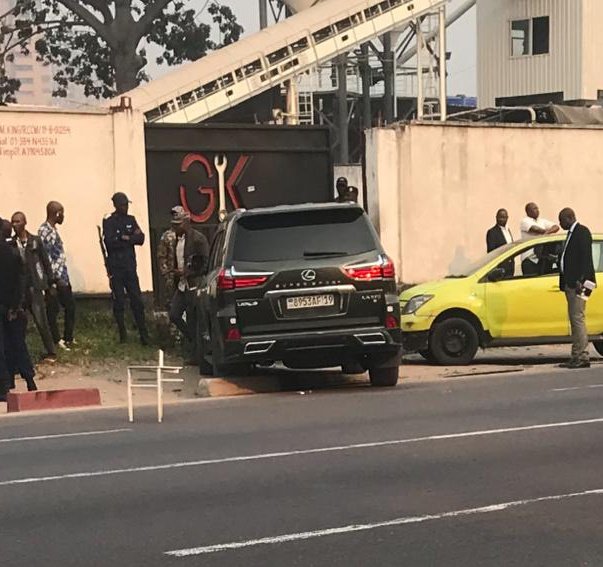 chauffeur243's tweet photo. Si un ministre honoraire est kidnappé que dire de moi un simple taximan ?
Voiture abandonnée, l'info se propage et nous autres ns n'avons que nos yeux pour lire et pleurer. 
Où est son chauffeur ? 
Où est son chauffeur ?
Où est son chauffeur ?
L'HISTOIRE SE RÉPÈTE ? 
😭😭😭😭 https://t.co/Gq0PAOng8D