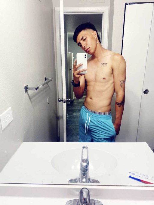 Y eso que soy buen pelao, no mas que ni me han tratao.. https://t.co/rFU55a2PDK<a href="/tag/denver"class="tags"><span>#denver</span></a><a href="/tag/aurora"class="tags"><span>#aurora</span></a><a href="/tag/denverpride"class="tags"><span>#denverpride</span></a>