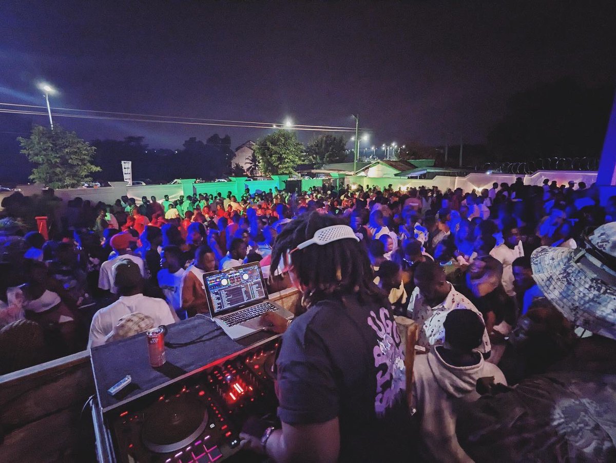 DjColeda's tweet photo. The Crowd &amp; The Dj🚨🚨🚨🚨

#muzikTherapy #Flexavybez #ColdHouse #ColdSteeze #ColdVybez @y1025fm https://t.co/hcxhufFDx3