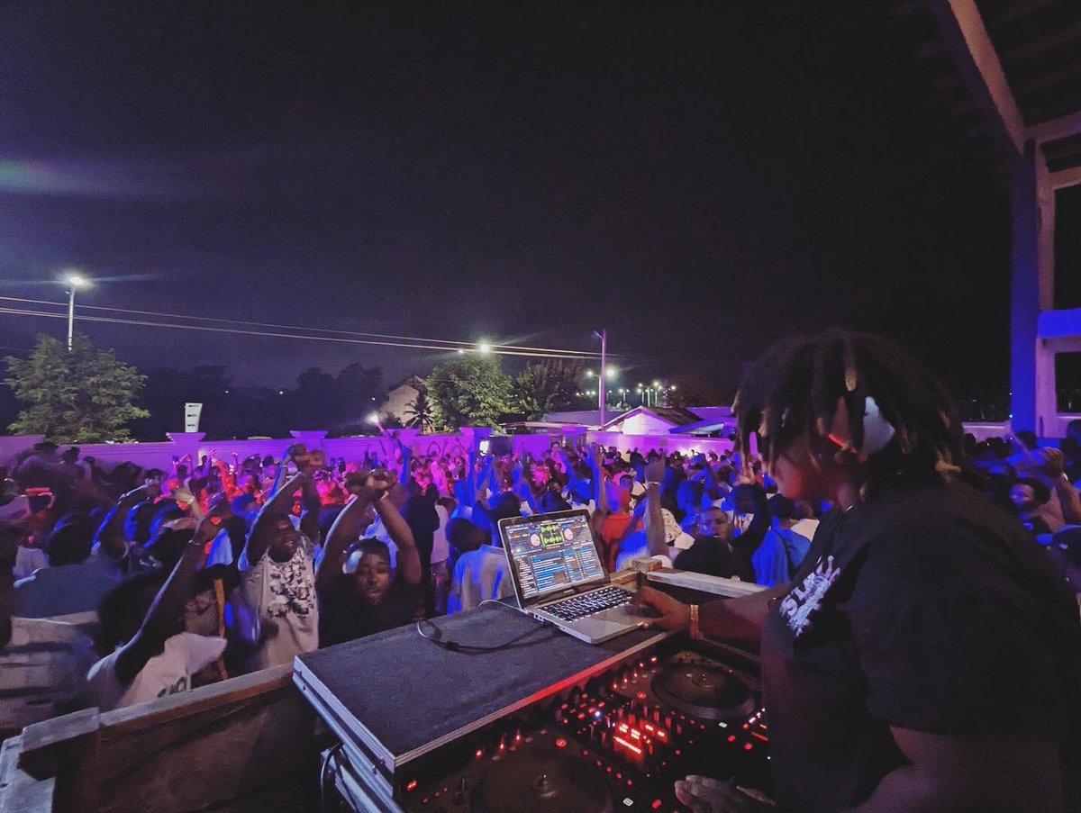 DjColeda's tweet photo. The Crowd &amp; The Dj🚨🚨🚨🚨

#muzikTherapy #Flexavybez #ColdHouse #ColdSteeze #ColdVybez @y1025fm https://t.co/hcxhufFDx3