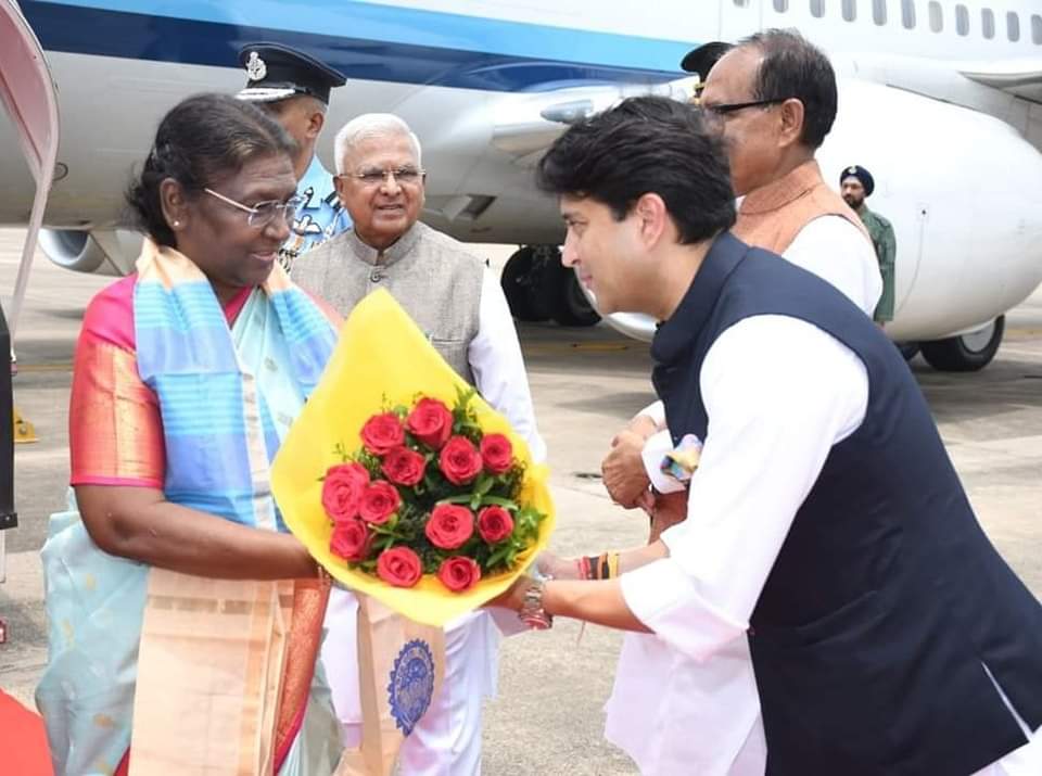 ramu_raghu1c's tweet image. मध्यप्रदेश की पावन धरा ग्वालियर आगमन पर देश की महामहिम राष्ट्रपति श्रीमती द्रौपदी मुर्मु जी का हार्दिक स्वागत एवं अभिनंदन किया ।
@JM_Scindia @ChouhanShivraj @BJP4India @JajpalJajji @KrishnaRathoreS