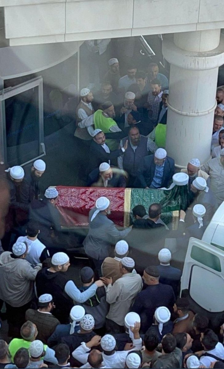 Derin_Hanim's tweet photo. Dalgalar köpük köpük
Şaha kalkmış bir at gibi yükselmiş
Elimi uzatıyorum dokunuverecekmiş gibi.. 
... 😭🥀
#menzil https://t.co/46db1a85We