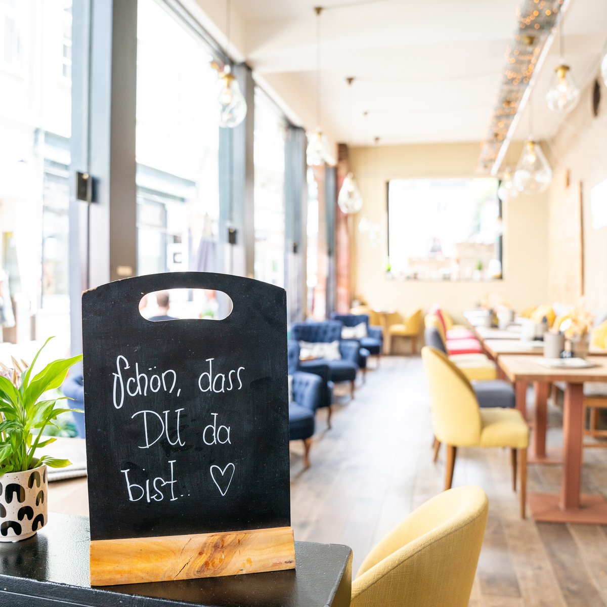 manducacarrier's tweet photo. Wisst ihr, was #großartig ist? Dass das #CaféGroßartig in #Marburg Partner von #manduca #BabiesWelcome ist. Hier bist du mit deinem Baby jederzeit herzlich willkommen zu stillen. Ohne Verzehrzwang. Mit Familienatmosphäre. Denn die Vision des Café ist: dich #glücklich machen. 1/2 https://t.co/ESr7lTmXf5