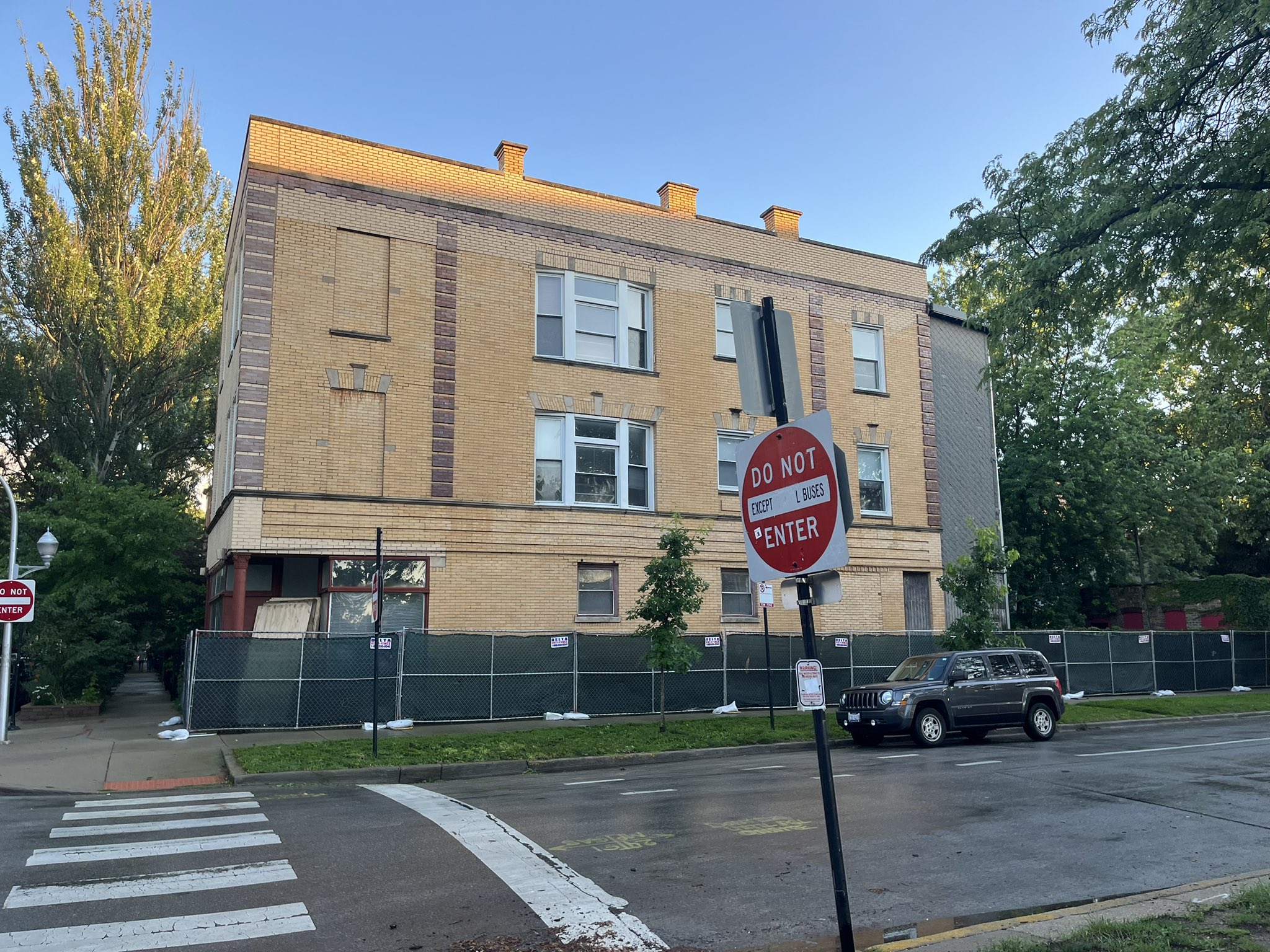 Chicago Bars on Twitter "Guess old apartment building by Hawthorne