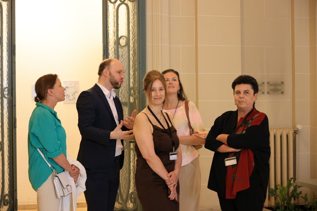 DejongheCarla's tweet image. Samen met @DeswertKurt en @MartineRaets leidden we leading ladies Kim Maes en Christel Veris van @KanaalZCanalZ rond in het Brussels Parlement. Een fijn weerzien na ons bedrijfsbezoek een paar weken geleden! 😊 #KanaalZ #BrusselsParlement #bedrijfsbezoek