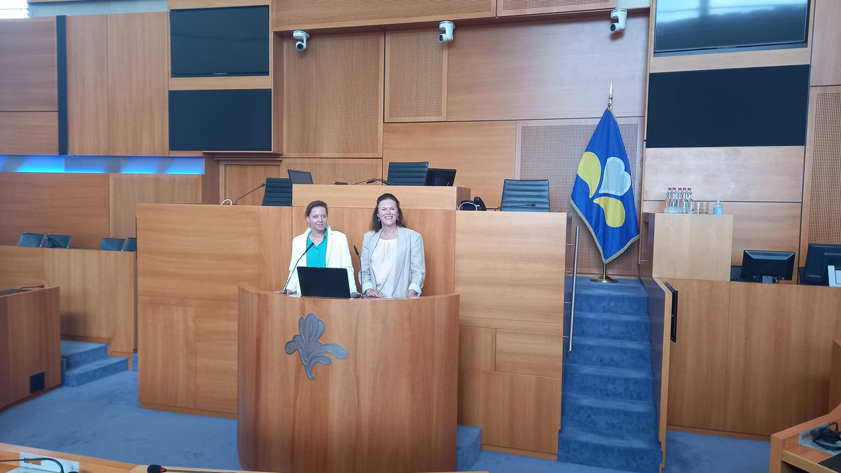 DejongheCarla's tweet image. Samen met @DeswertKurt en @MartineRaets leidden we leading ladies Kim Maes en Christel Veris van @KanaalZCanalZ rond in het Brussels Parlement. Een fijn weerzien na ons bedrijfsbezoek een paar weken geleden! 😊 #KanaalZ #BrusselsParlement #bedrijfsbezoek