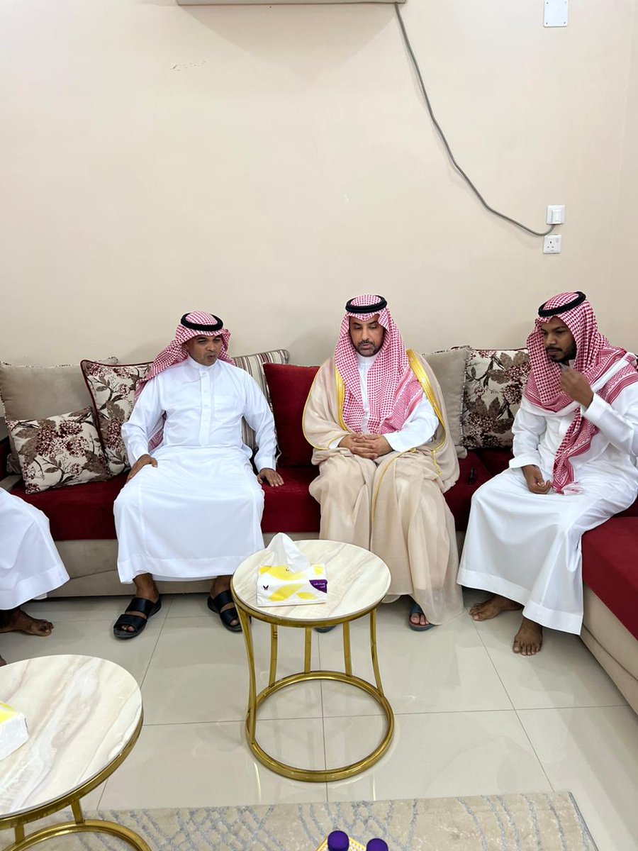 sabyagov's tweet photo. محافظ #صبيا د.سلطان بن عجمي بن منيخر يقدم واجب العزاء لرئيس قسم الاراضي بالمحافظة الموظف/هادي قضعان في وفاة شقيقه. داعياً الله تعالى أن يتغمده بواسع مغفرته وان يلهم أسرته الصبر والسلوان 
#المركز_الإعلامي_صبيا https://t.co/6JPssO2By2