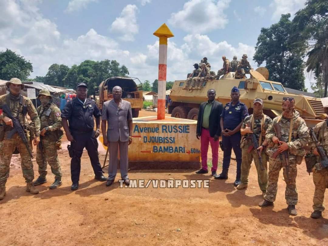 Ivoirowsky's tweet photo. #Centrafrique 🇨🇫 : Des combattants de #Wagner décorés par les autorités pour avoir mis fin aux bandes armées ds le pays. 
#Seleka
#Balaka https://t.co/lYY7rKS65i