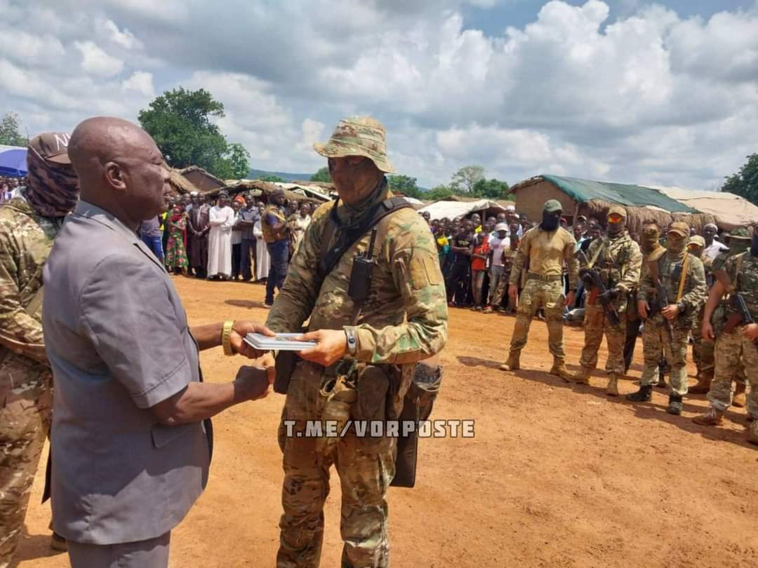 Ivoirowsky's tweet photo. #Centrafrique 🇨🇫 : Des combattants de #Wagner décorés par les autorités pour avoir mis fin aux bandes armées ds le pays. 
#Seleka
#Balaka https://t.co/lYY7rKS65i