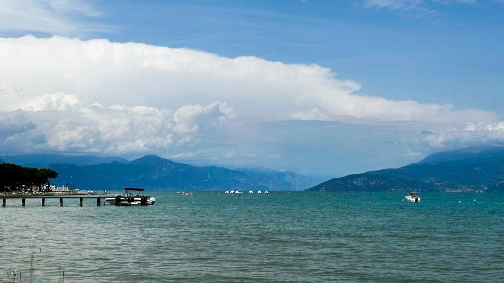 Opnieuw stevige opbouw van onweersbuien boven de Alpen. Gardameer, 14:45 uur, kijkend in noordelijke richting. Net als afgelopen nacht in Bergamo weer urenlang stroboscopisch onweer?
<a href="/janvissersweer/">JAN VISSER</a> 
<a href="/EdAldus/">Ed Aldus</a>