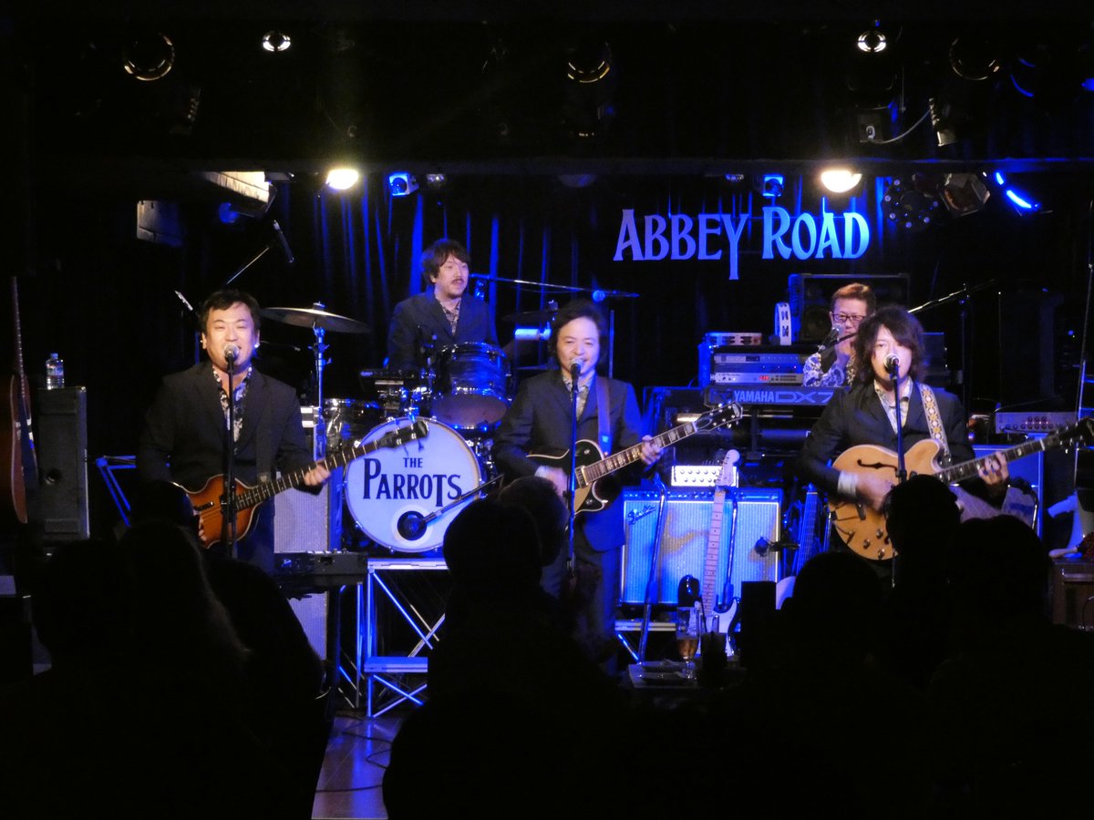 AbbeyRoad_tokyo's tweet photo. 今夜のThe Parrotsのポール役は、The Cray beats・シイタケズのアッキーが代役として出演しました。

大役を務めたアッキーでしたが、昔からアビーロードに
馴染みのあるアッキーだったので、皆さん、温かく声援を送ってくれました。ありがとうございました！

@TheparrotsJP 
#ビートルズ https://t.co/4BglQuAjis