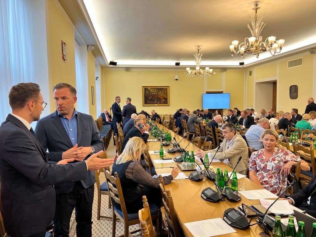 PracodawcyRP's tweet photo. W ⁦@KancelariaSejmu⁩ odbyło się posiedzenie połączonych komisji finansów oraz gospodarki i rozwoju. ⁦@PracodawcyRP ⁦@JacekCieplak_⁩ przedstawili zagrożenia dla rynku #aptek w związku z wprowadzeniem #AdA2.0. https://t.co/0vsbMEXP2I