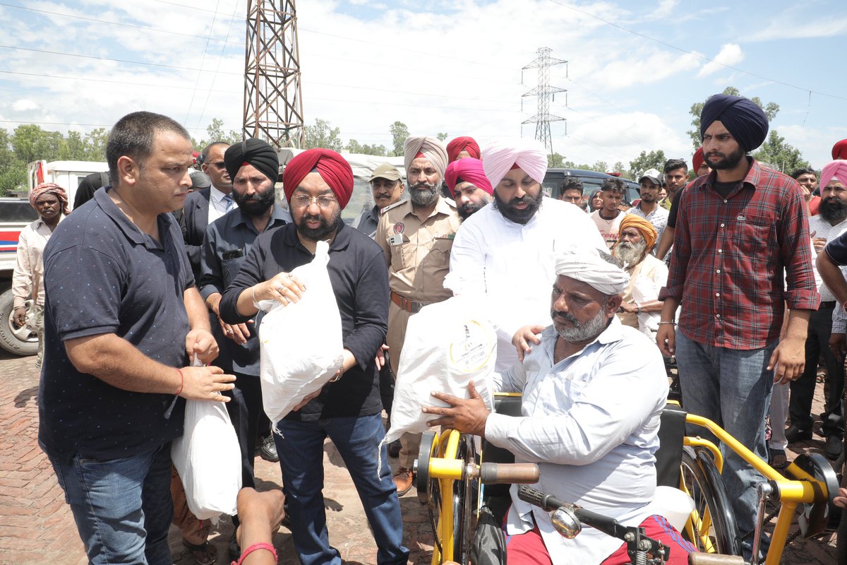harjotbains's tweet photo. #OperationRelief #AnandpurSahib
On behalf of myself and my whole family of Anandpur Sahib Constituency, I thank the generosity of Hon’ble MP, @vikramsahney ji for standing with the people of Anandpur Sahib and District Rupnagar.
Sahney sahab’s Sun Foundation has donated
650 Quintals Fodder for animals,
50 large Waterproof Tents,
1000 Ration Kits,
1000 Gum Boots,
1000 Raincoats,
100 Life Vests, &
500 safety gears
We’re grateful to you, @vikramsahney Ji 🙏🏻