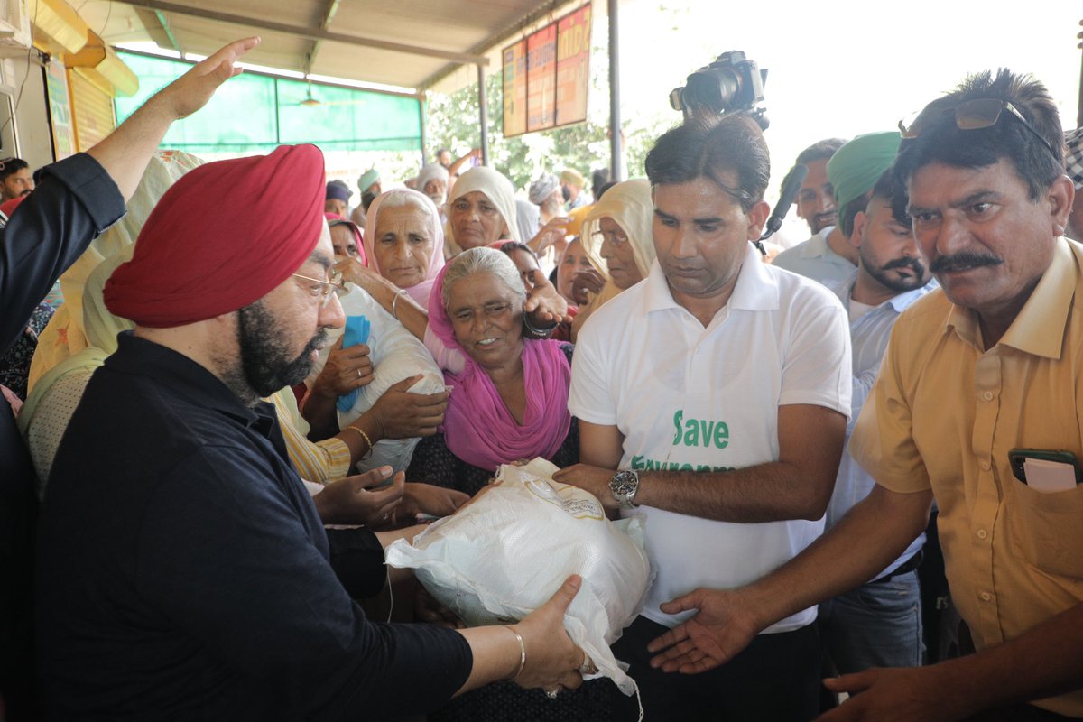 harjotbains's tweet photo. #OperationRelief #AnandpurSahib
On behalf of myself and my whole family of Anandpur Sahib Constituency, I thank the generosity of Hon’ble MP, @vikramsahney ji for standing with the people of Anandpur Sahib and District Rupnagar.
Sahney sahab’s Sun Foundation has donated
650 Quintals Fodder for animals,
50 large Waterproof Tents,
1000 Ration Kits,
1000 Gum Boots,
1000 Raincoats,
100 Life Vests, &
500 safety gears
We’re grateful to you, @vikramsahney Ji 🙏🏻
