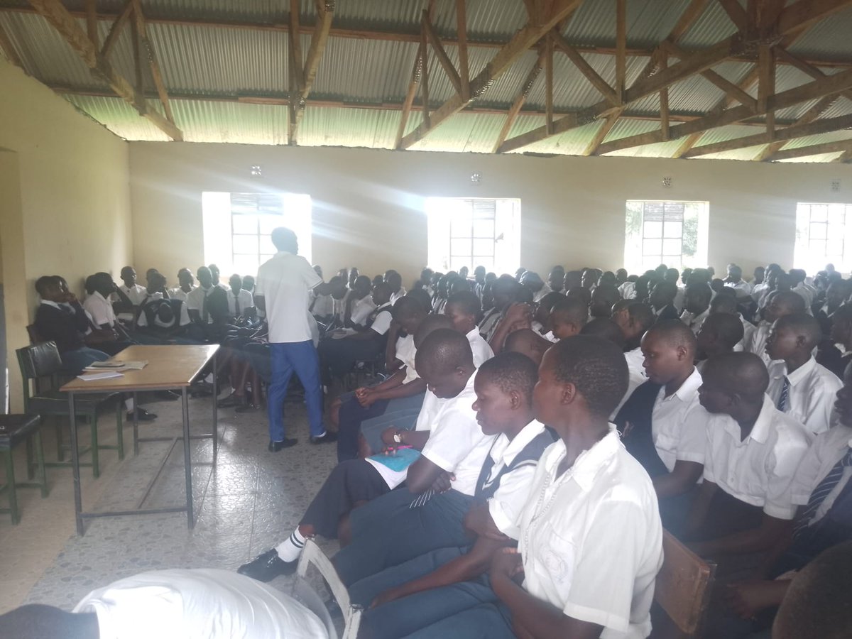 Antoinett2002's tweet photo. Emmanuel Wafula, intern @GcuCsayn from @kabiangavarsity promoted climatejustice at Mikayu Secondary school. He prioritized children's understanding of climatechange, engaged them in climate education &amp; formed a Climate Justice Club to encourage Climate Smart Agriculture advocacy! https://t.co/VpvjHyg8z1