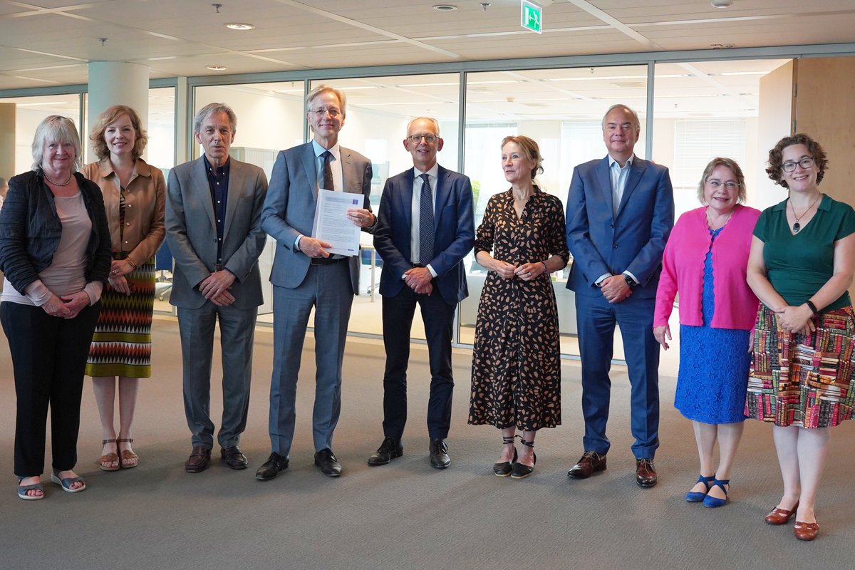 Vandaag bood de Nationale Commissie Sectorplannen haar 3e en laatste advies aan mij aan. Dit advies biedt waardevolle inzichten over de inzet van het instrument sectorplannen in de toekomst. Ik ben de commissie dankbaar voor haar werk het afgelopen jaar. 
nlsectorplannen.nl/sites/nl_secto…