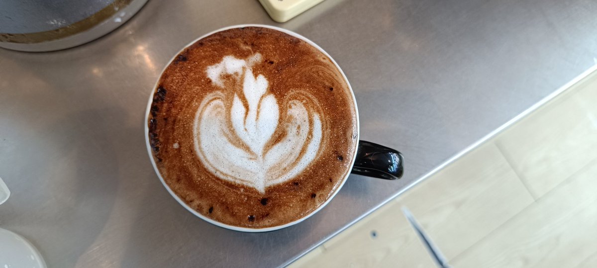 EKautsara's tweet photo. gw post daily latihan latte art ae kali ya https://t.co/78DsRYmu3d