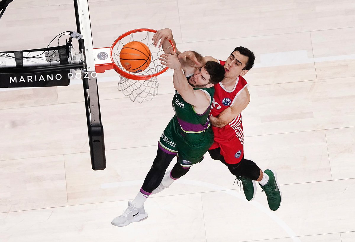 Te he visto reír, llorar, luchar y apretar los dientes en una cancha cuando cualquier otro se hubiese ido a su casa para estar junto a su hijo. Me he cruzado con pocos profesionales como tú, <a href="/basquemamba/">Darío Brizuela</a>.
He disfrutado mucho fotografiándote. 
Gracias siempre mi querido amigo.