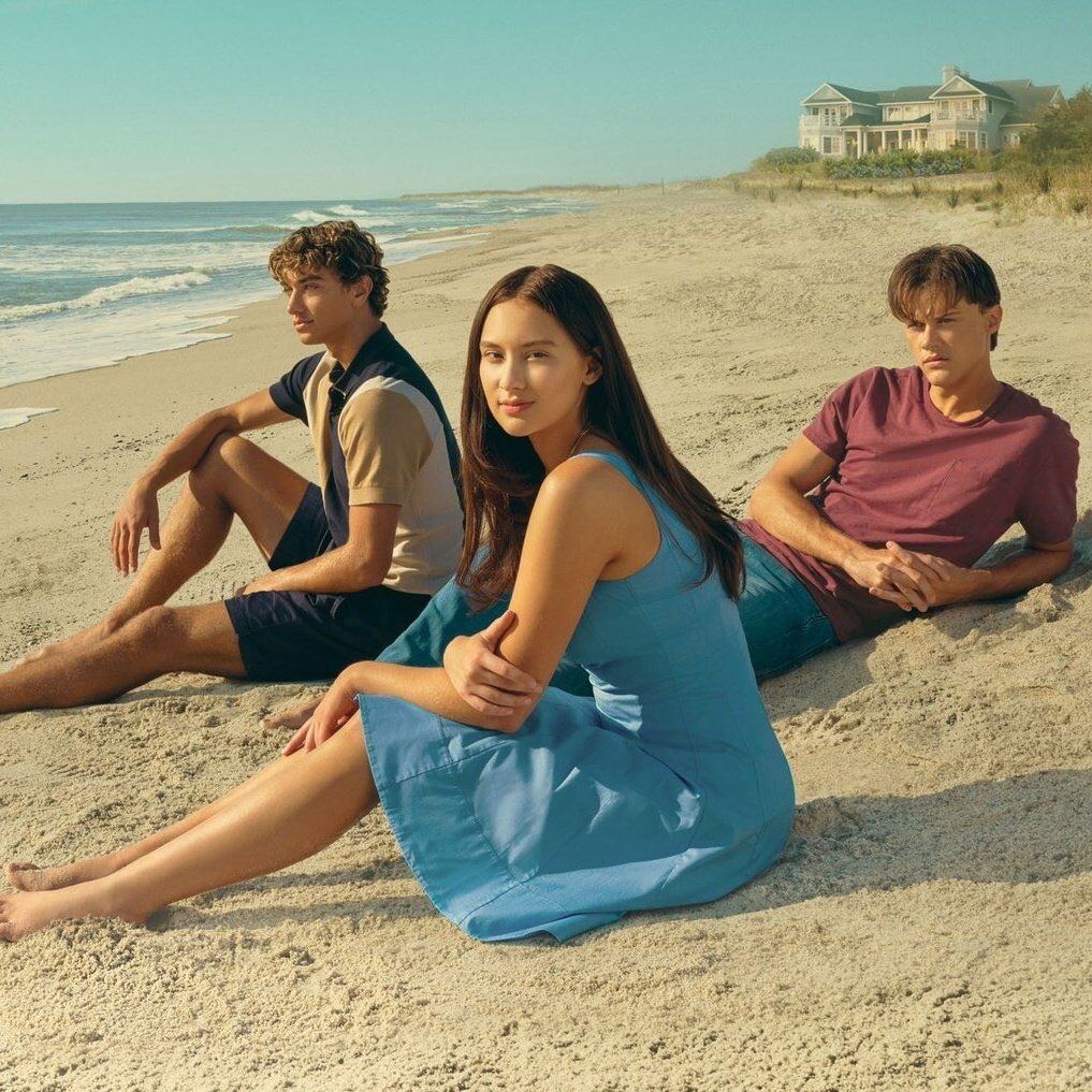 tracklist's tweet photo. Os episódios iniciais da 2ª temporada de “O Verão Que Mudou Minha Vida” chega hoje às 21h na Prime Video.  ☀️ 

Qual música NÃO pode faltar na trilha sonora da série? https://t.co/C69jM6WKct