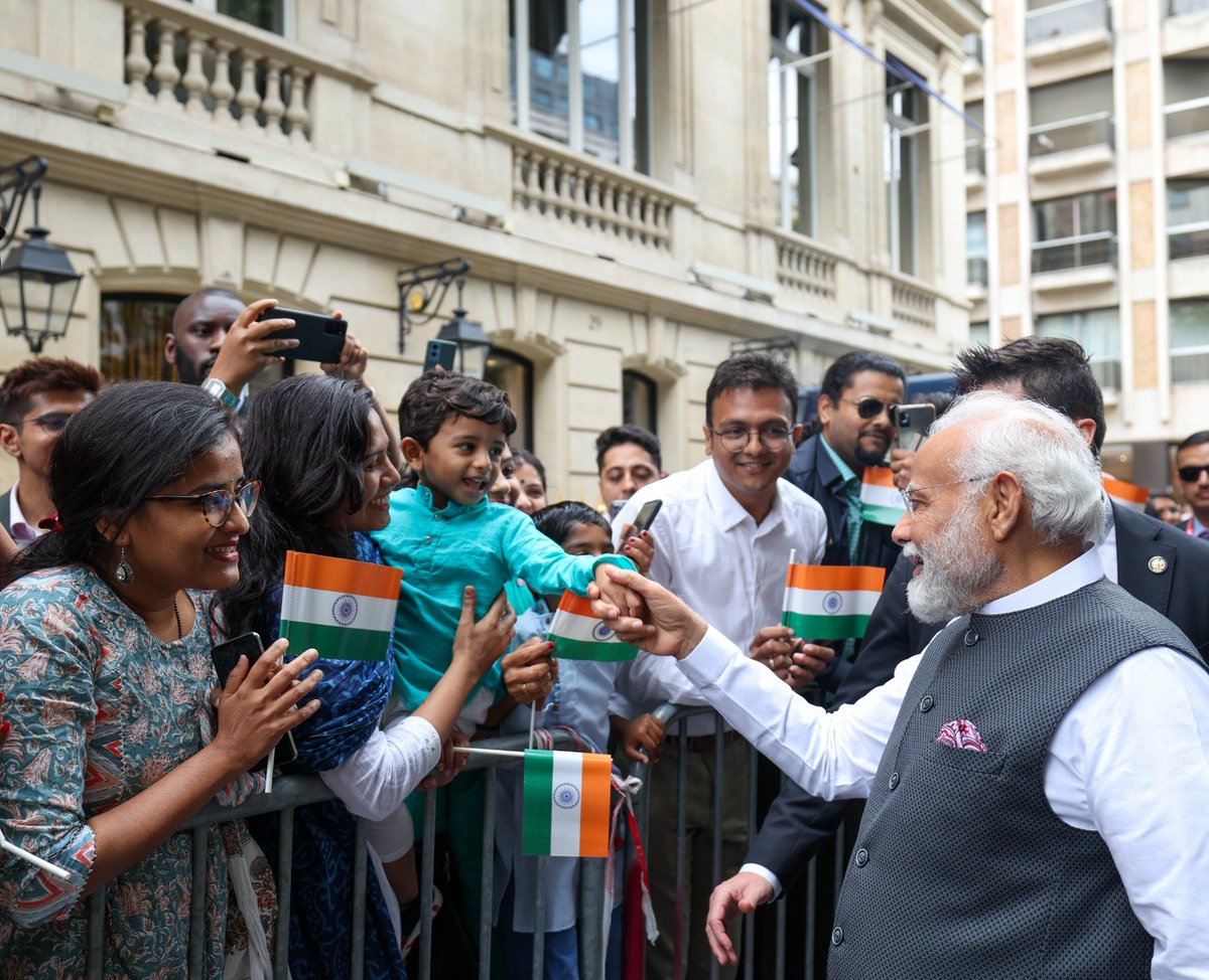 narendramodi's tweet photo. Un accueil chaleureux de la diaspora indienne à Paris ! Partout dans le monde, notre diaspora s'est fait une place et est admirée pour sa diligence et pour son aspect travailleur. https://t.co/dhr5q3Cq0S