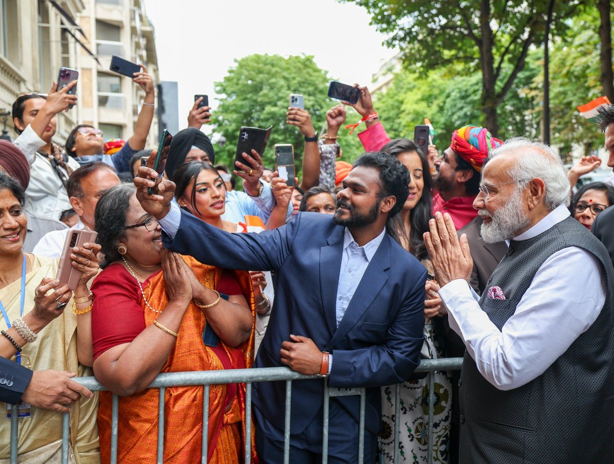narendramodi's tweet photo. Un accueil chaleureux de la diaspora indienne à Paris ! Partout dans le monde, notre diaspora s'est fait une place et est admirée pour sa diligence et pour son aspect travailleur. https://t.co/dhr5q3Cq0S