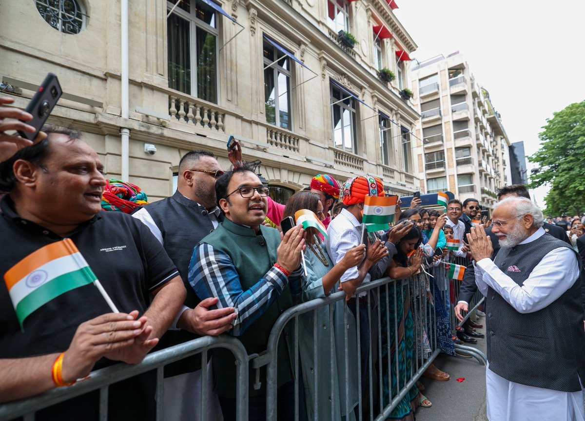 narendramodi's tweet photo. Un accueil chaleureux de la diaspora indienne à Paris ! Partout dans le monde, notre diaspora s'est fait une place et est admirée pour sa diligence et pour son aspect travailleur. https://t.co/dhr5q3Cq0S