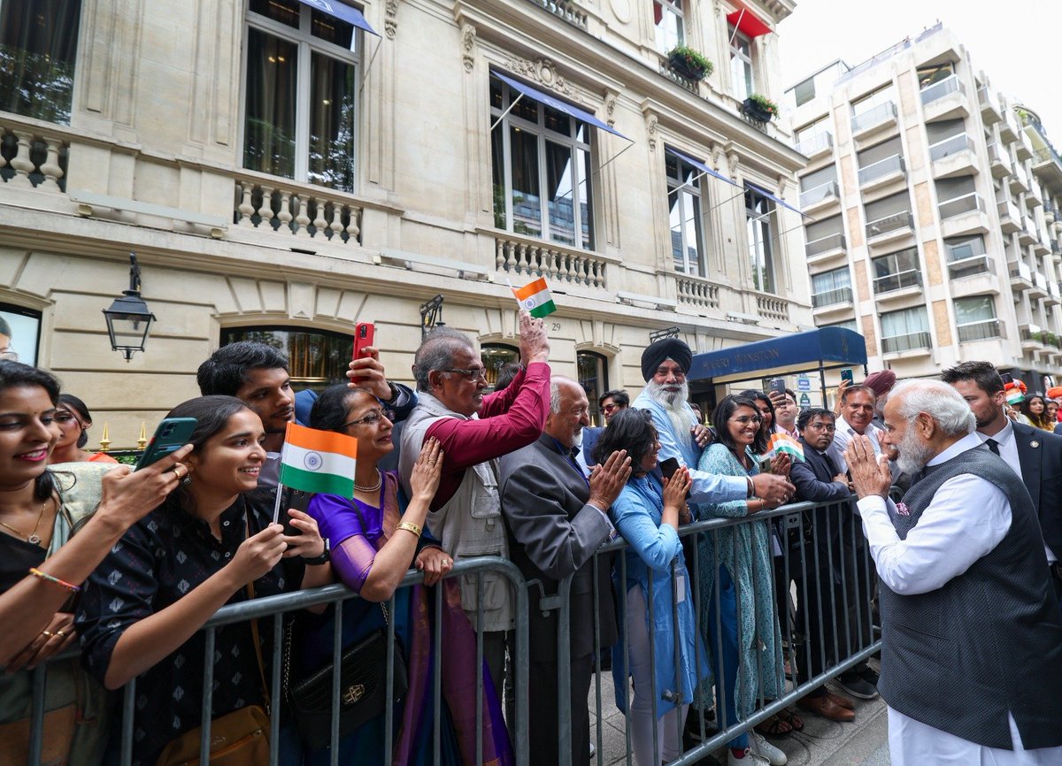narendramodi's tweet photo. Un accueil chaleureux de la diaspora indienne à Paris ! Partout dans le monde, notre diaspora s'est fait une place et est admirée pour sa diligence et pour son aspect travailleur. https://t.co/dhr5q3Cq0S