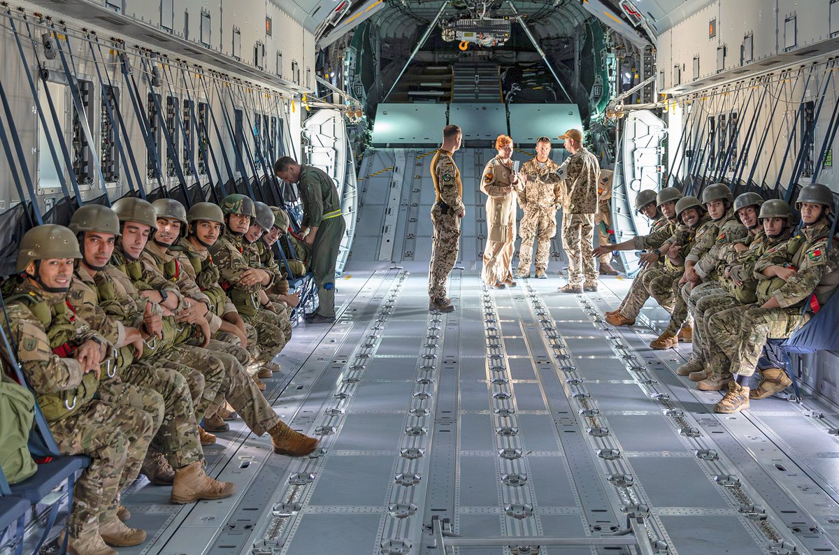 Exercito_pt's tweet photo. O Exército🇵🇹, através do 2.º Batalhão de Infantaria Paraquedista🪂, participa no Exercício Multinacional "European Tactical Airlift Programme 23".
Ao serviço dos Portugueses.
#ExércitoPortuguês #Paraquedistas #QNPVSC #WeAreNATO
📸1SarBarbosa-@fap_pt https://t.co/zdQoV1kqz5